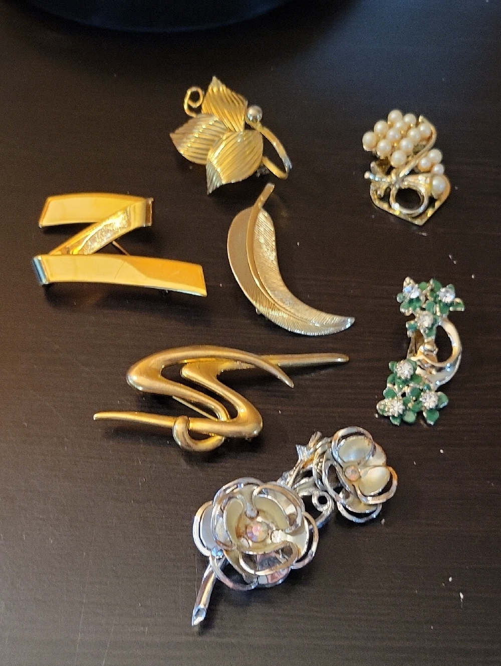 Vintage Gold Tone Floral Brooch Pin - Elegant Women's Jewelry